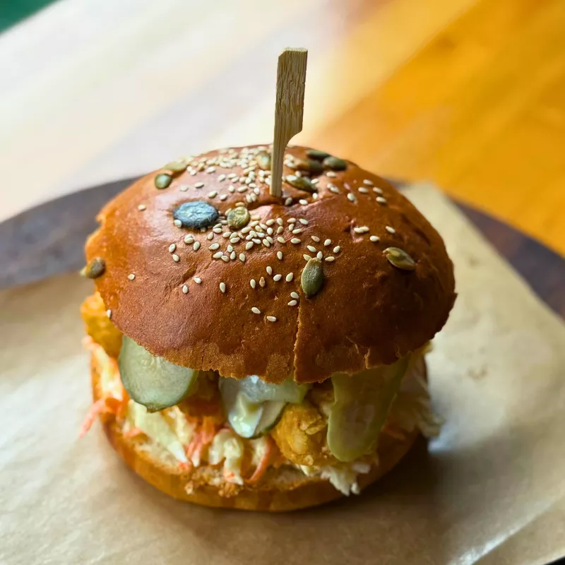 CRISPY BURGER DE PUI CU CARTOFI PROASPETI PRAJITI (NECONGELATI) | 500g