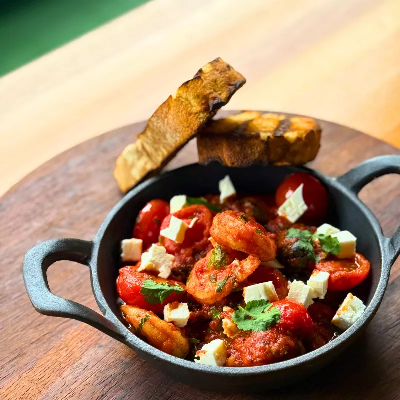 CREVETI SAGANAKI CU ARDEI COPT